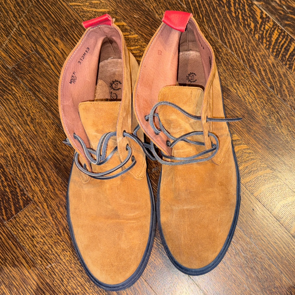 Del Toro Brown Suede Chukka Boots with Red Highlights